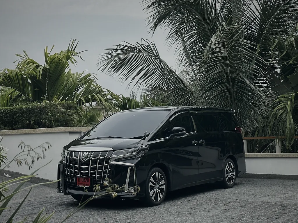 The Alphard 3.0 among palm trees